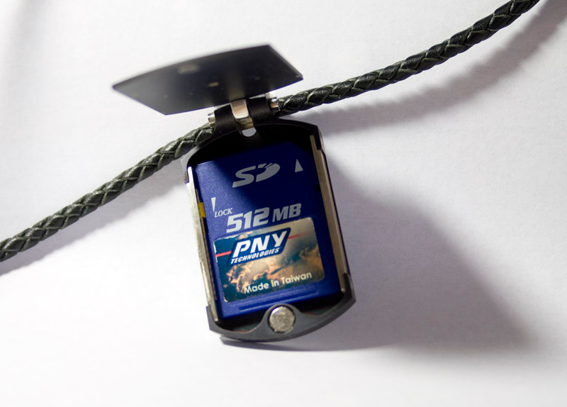 Illustration for article titled Lightning Review: Olinari Dog Tags Hold, Secure Your Flash Memory